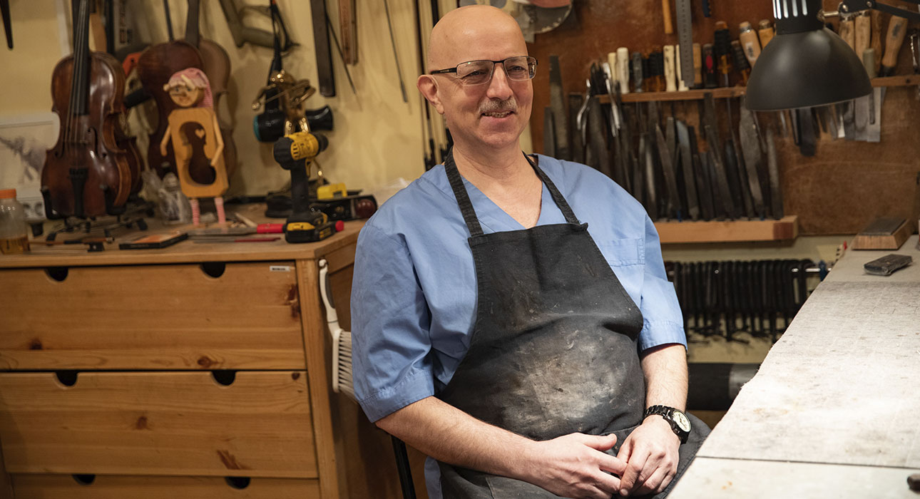 An interview with a violin maker Vladimir Kalashnikov